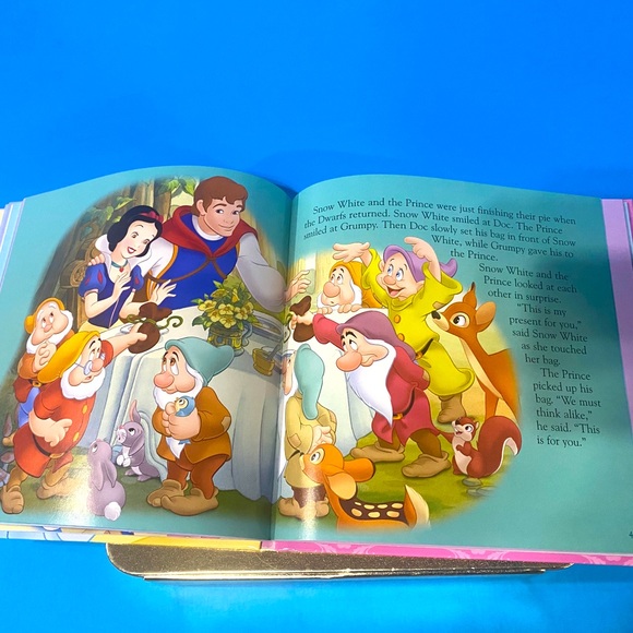 DISNEY PRINCESS AROUND THE WORLD PLAY A SONG & HAPPILY EVER AFTER 3 IN ONE BOOK - Picture 14 of 15